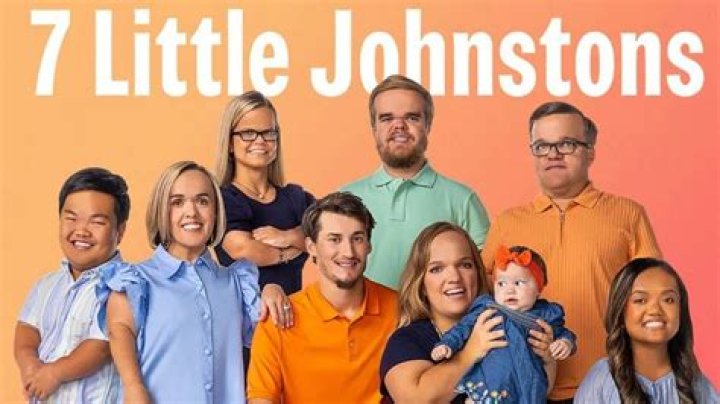 Where do the 7 Little Johnstons reside? 2 7 Little Johnstons