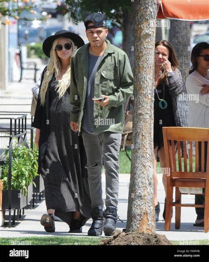 	Ashlee Simpson Engaged and Pregnant?	