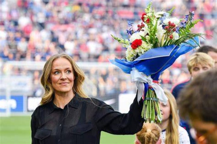 Captain USWNT Becky Sauerbrunn talks unequal paychecks and thinks that “healing process” is essential between US men and women players!! Captain USWNT Becky Sauerbrunn talks unequal paychecks and thinks that “healing process” is essential between US men and women players!!