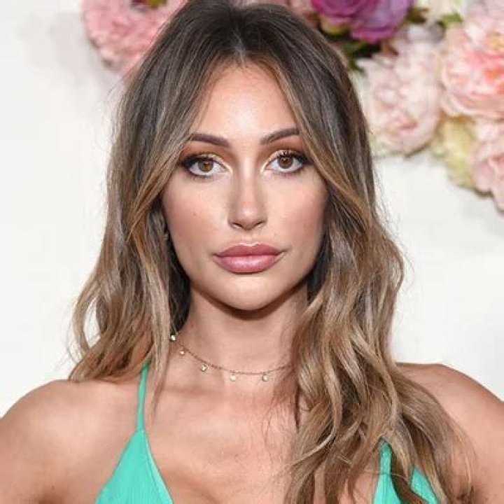 Caroline Einhoff - Age, Family, Bio
