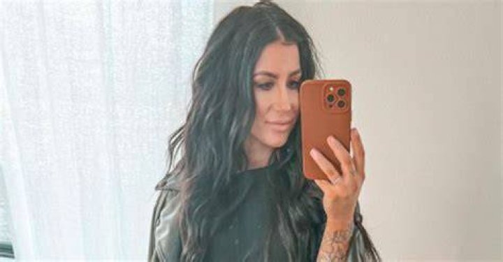 concerned chelsea houska header