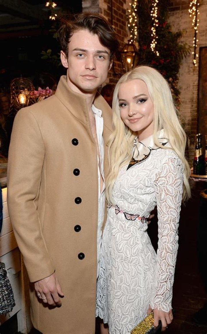 Dove Cameron and Thomas Doherty kissing each other