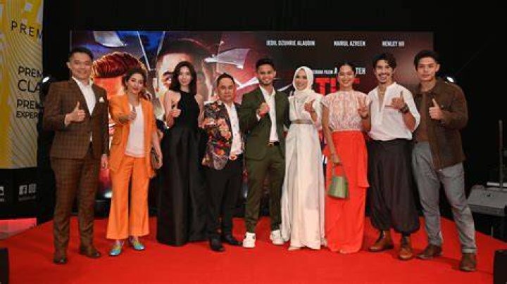 Gala Premiere Of "The Beatles LOVE By Cirque Du Soleil" - Arrivals