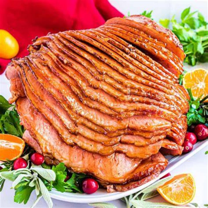 How do you garnish a ham tray?