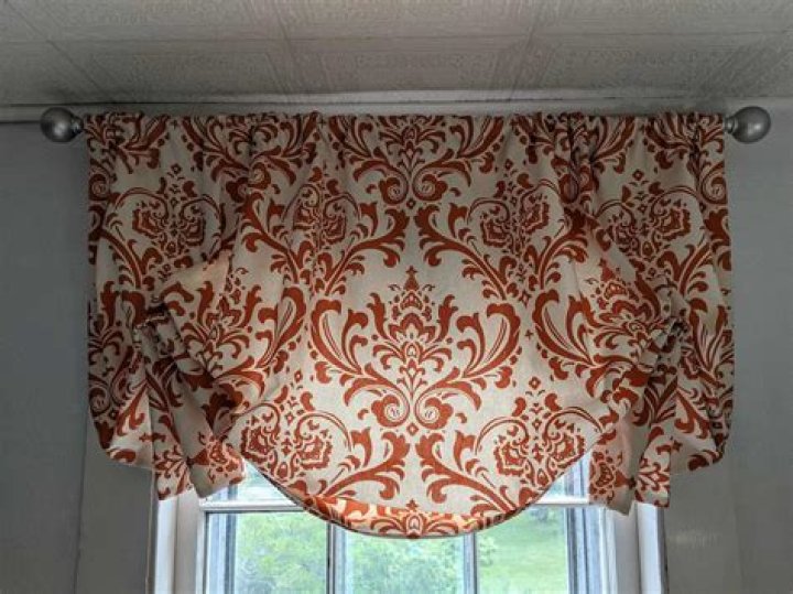 How do you use balloon curtains?
