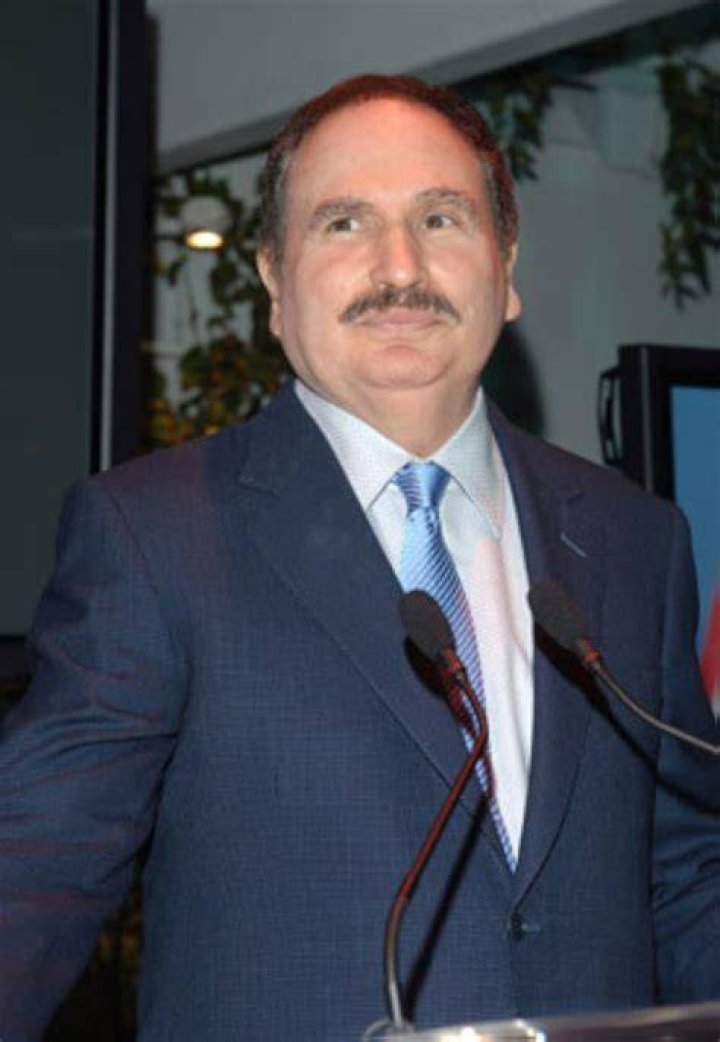 How old is Gabe Kaplan?