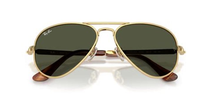  slaying her Ray-Ban Aviator.