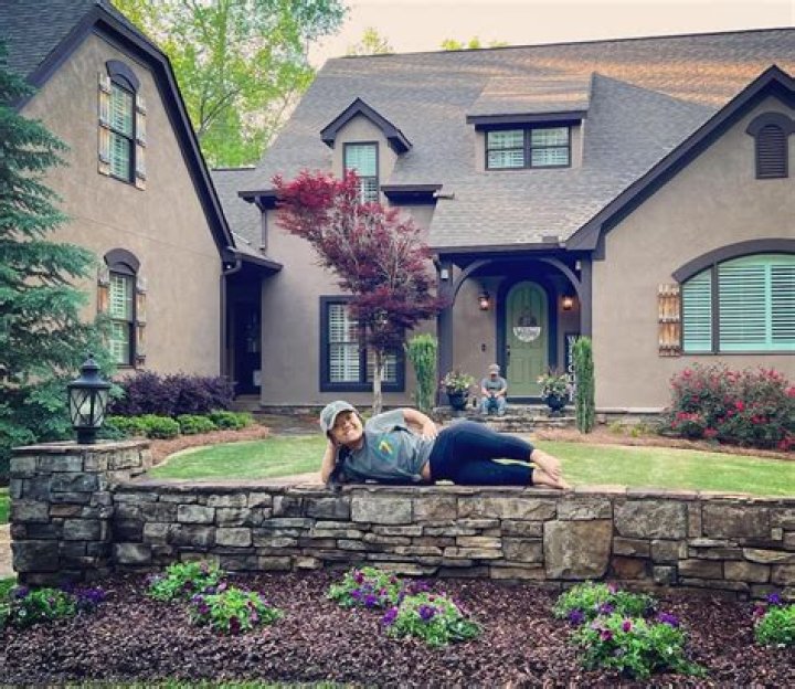 Where do the 7 Little Johnstons reside?